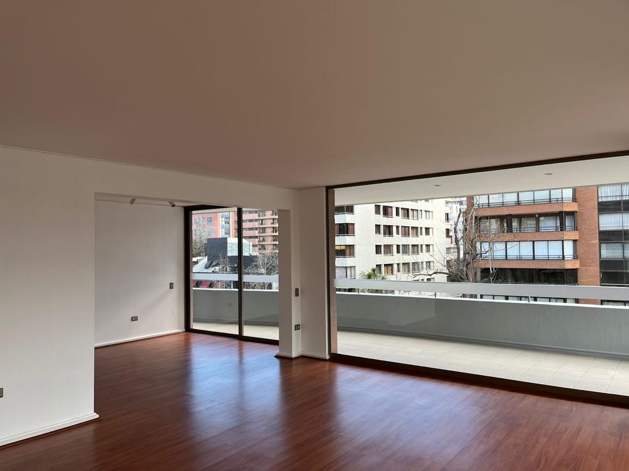 Estar comedor con piso de madera renovado y salida a terraza, Isidora Goyenechea