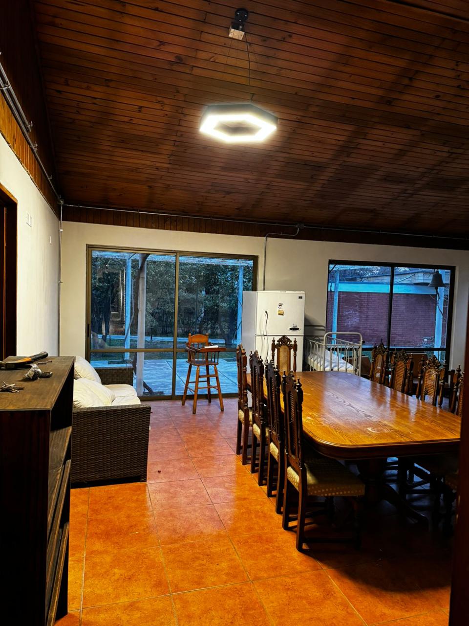 Comedor y estar del Centro de Acogida, con cielo de madera e iluminación renovada