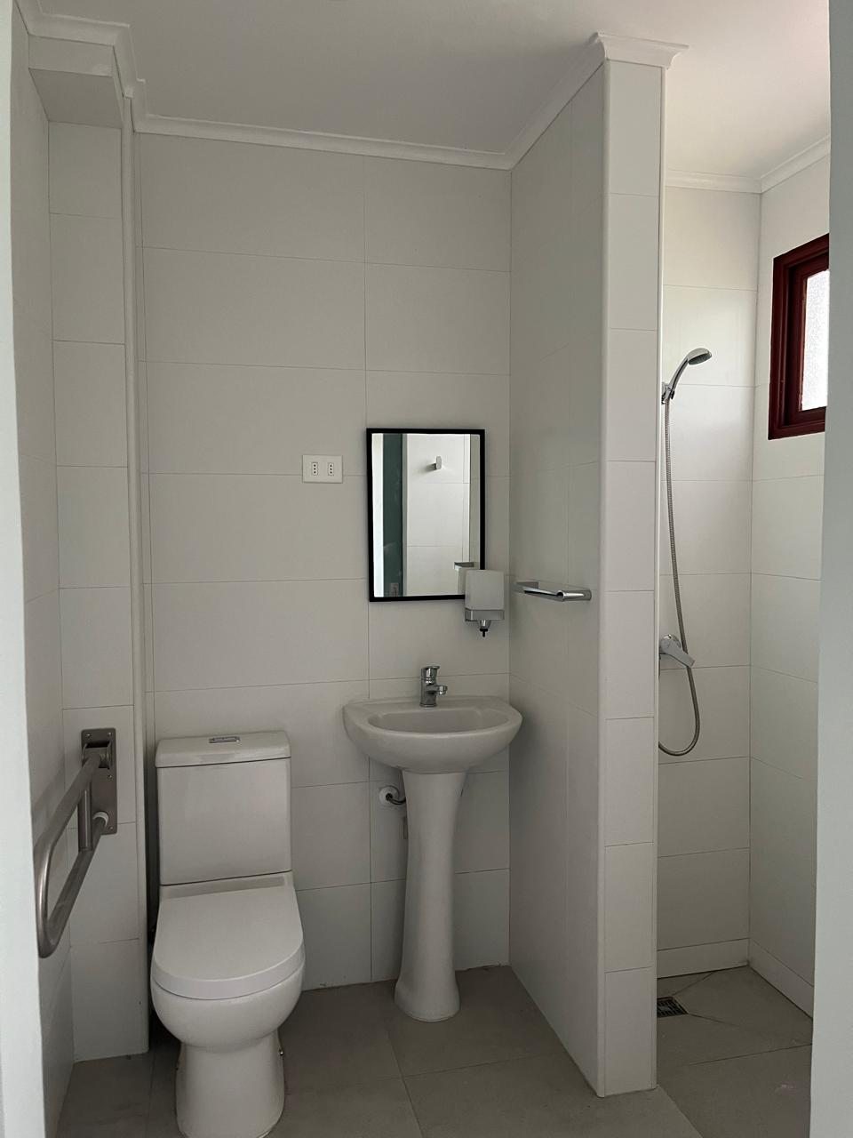 Baño accesible con barras de apoyo y ducha a nivel, Fundación Nuestros Hijos