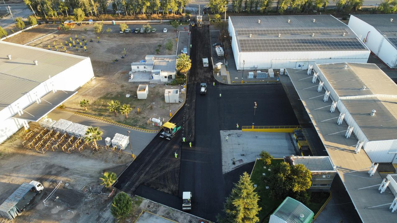 Vista aérea de obra de pavimentación en planta industrial