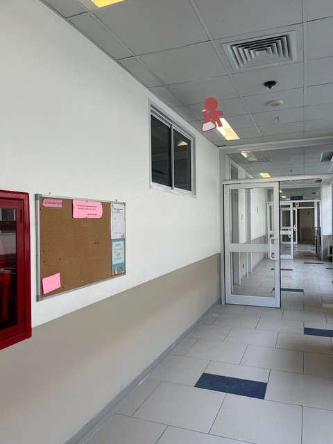 Pasillo de circulación remodelado en el Hospital Exequiel González Cortés