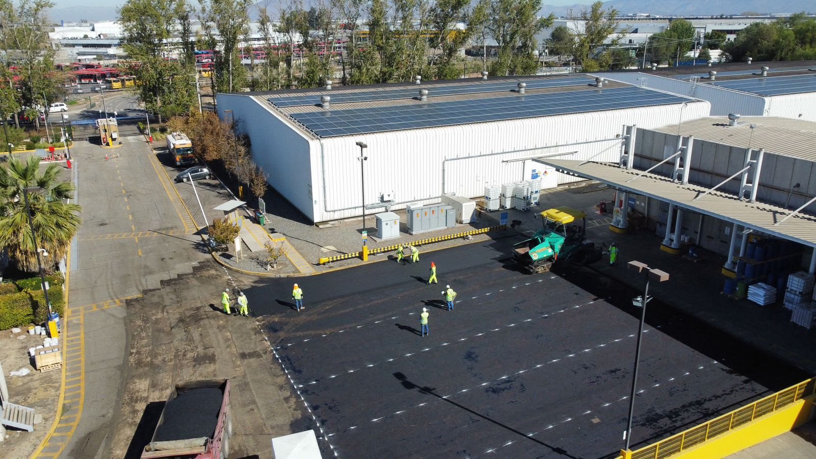 Cuadrilla extendiendo asfalto en el patio de maniobras de la planta Mathiesen