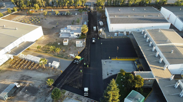 Pavimentación con asfalto de alta resistencia en planta industrial Mathiesen