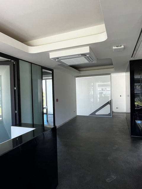 Circulación interior con tabiquería vidriada en la Universidad del Desarrollo