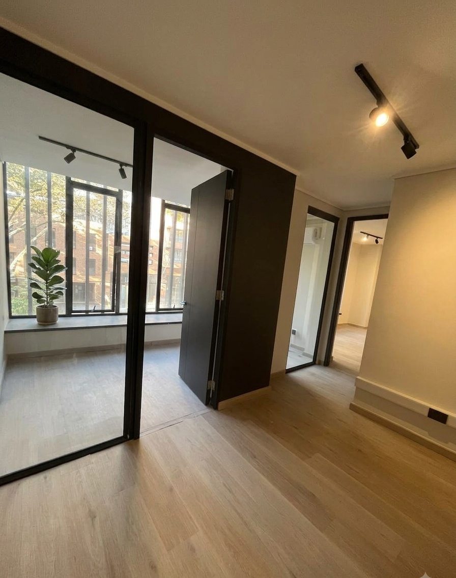 Oficina con tabiquería vidriada, piso de madera y ventanas nuevas, Padre Mariano