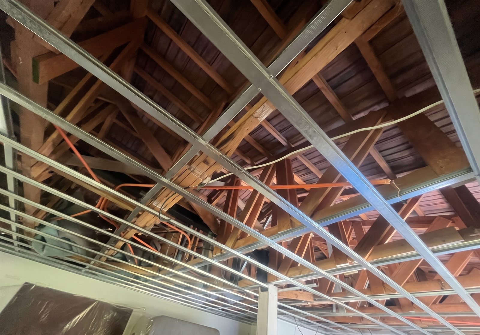 Estructura metálica del cielo montada bajo las cerchas de madera, Chicureo