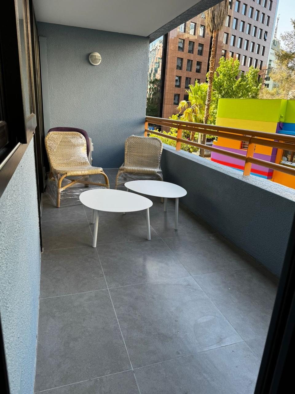 Terraza habilitada con pavimento nuevo y mobiliario exterior, San Sebastián