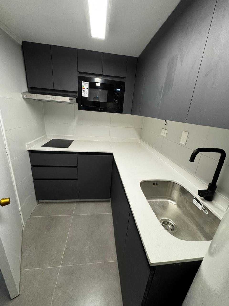 Cocina remodelada con muebles a medida y encimera clara, San Sebastián
