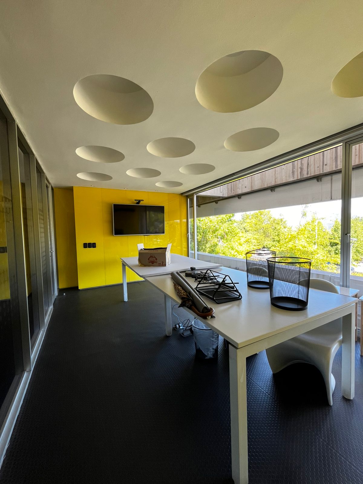 Sala de reuniones con acondicionamiento acústico de cielo en la Universidad del Desarrollo