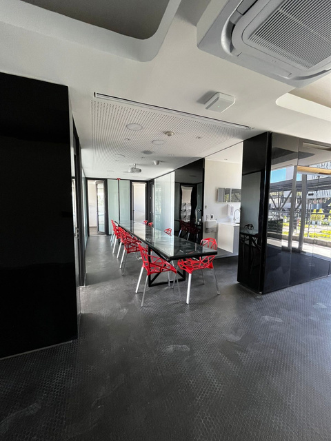 Sala de reuniones acondicionada en la Universidad del Desarrollo