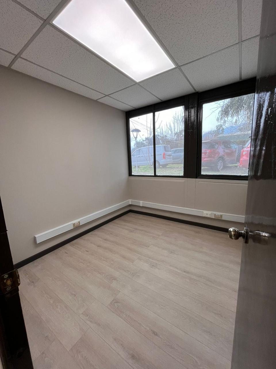 Sala terminada con ventanería técnica y pintura renovada en la UMCE