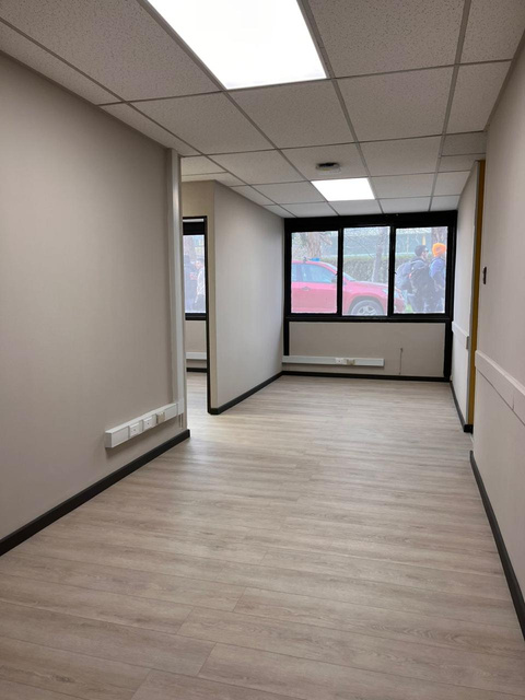 Laboratorio de Educación Física de la UMCE con ventanería y luminarias LED renovadas