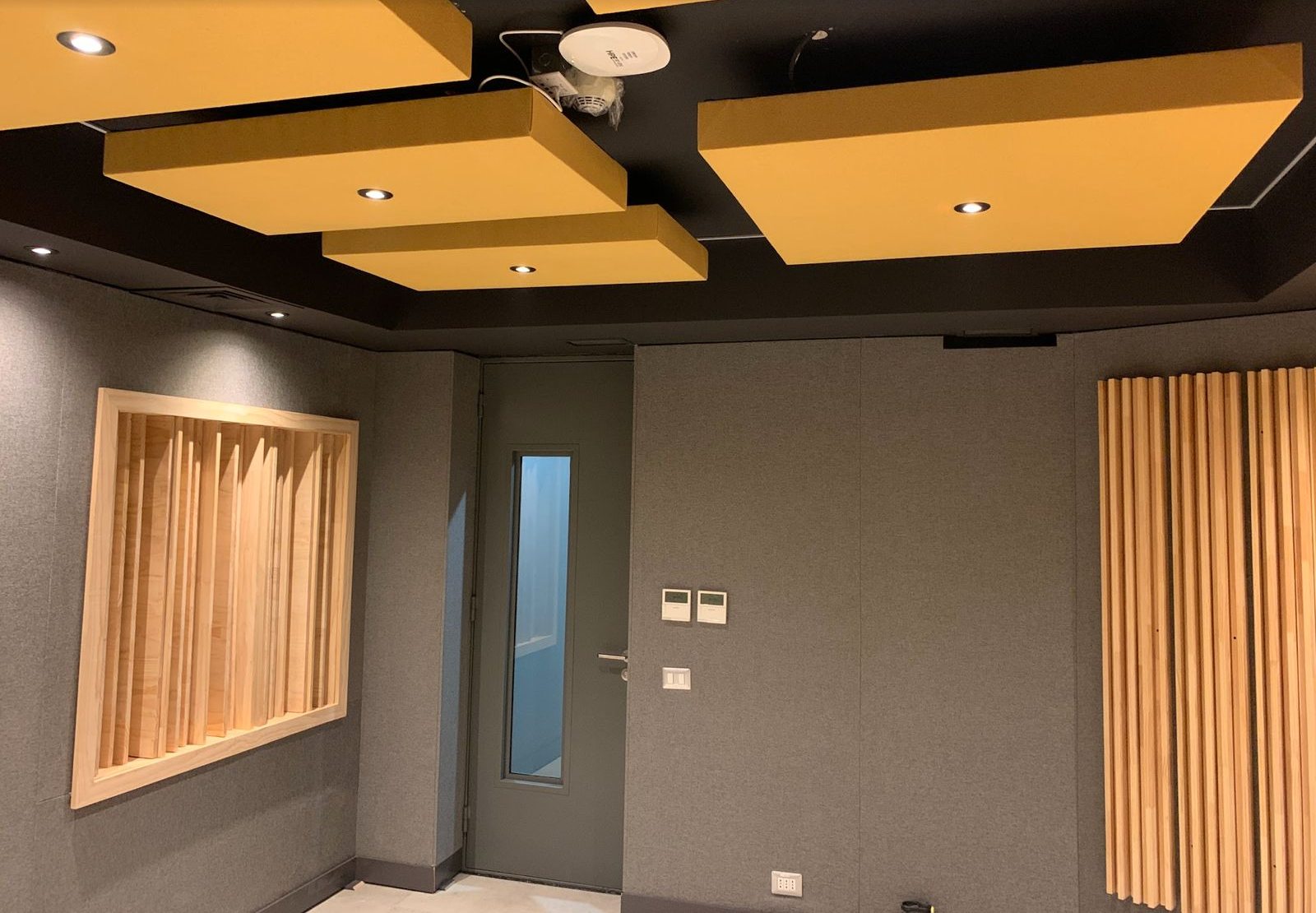 Nubes acústicas suspendidas y muros con revestimiento fónico, Warner Music Chile