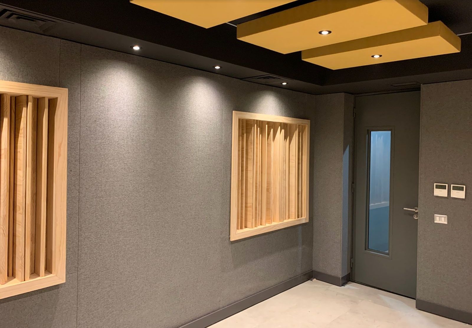 Paneles difusores de madera embutidos en el tratamiento fónico, Warner Music Chile